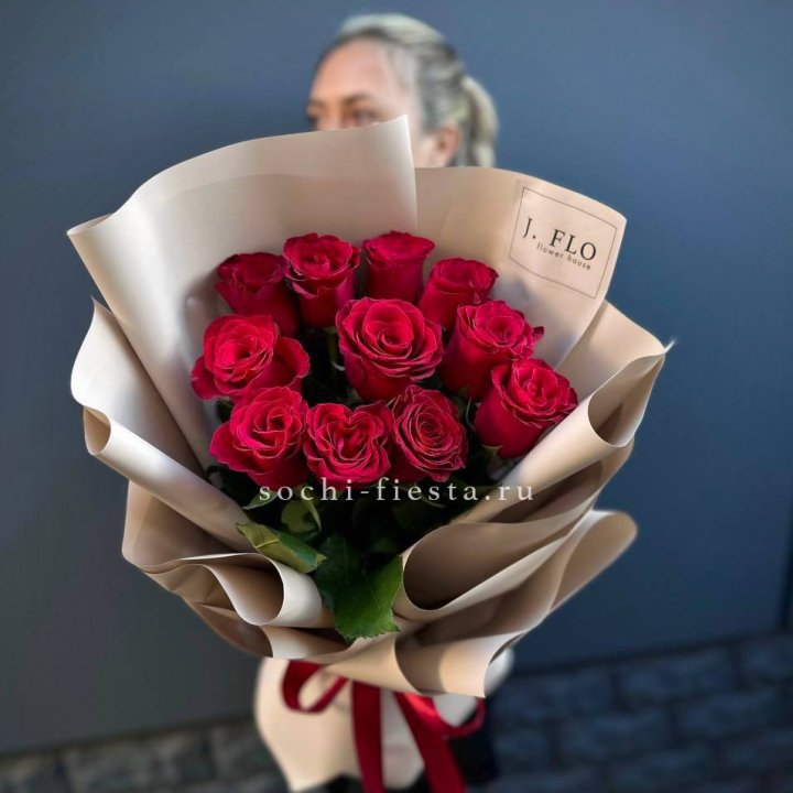 Букет красных роз "Наоми" с доставкой в Петрозаводске