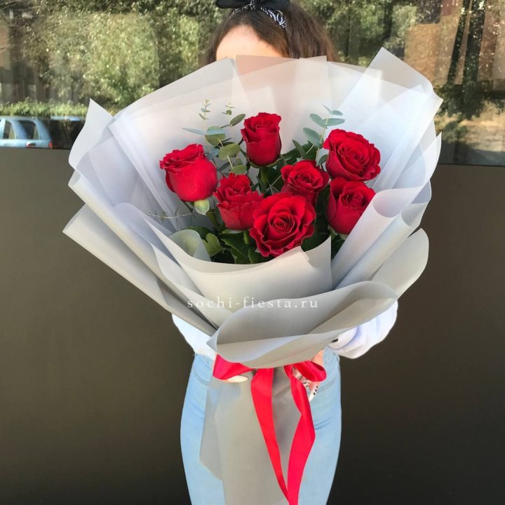 7 красных роз с эвкалиптом  в Петрозаводске