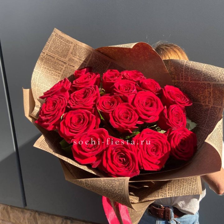 19 красных роз Леди Крафт в Петрозаводске