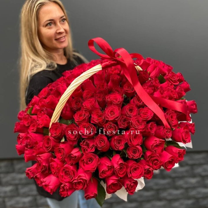 151 красная  роза в корзине в Петрозаводске