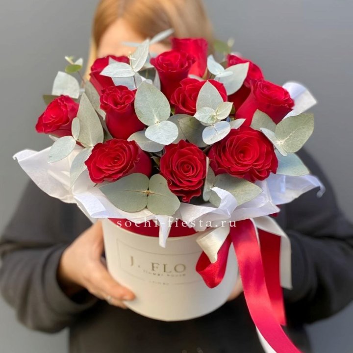 11 роз в шляпной коробке в Петрозаводске