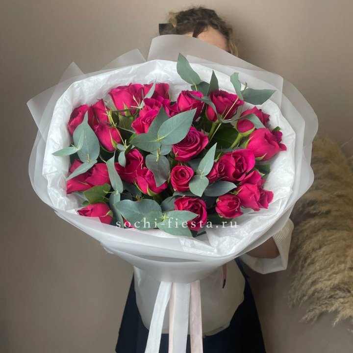 25 малиновых роз с эвкалиптом в Петрозаводске