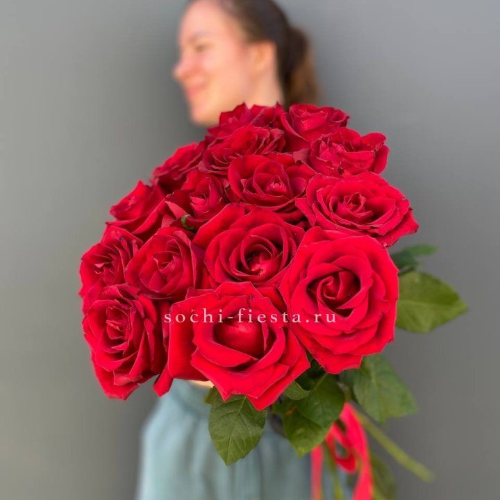 15 красных роз под ленту в Петрозаводске