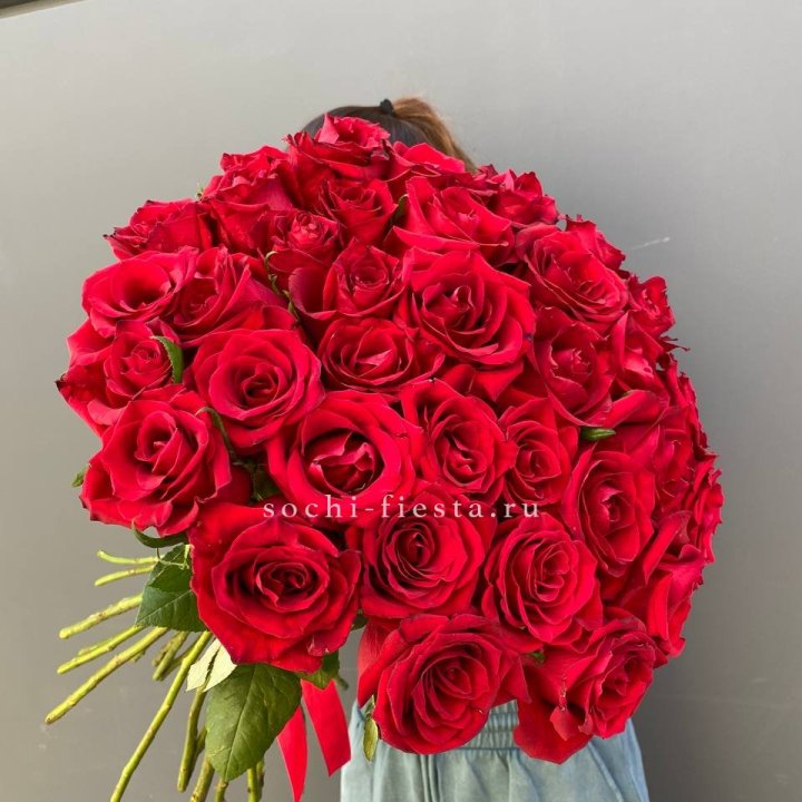 35 красных роз под ленту с доставкой в Петрозаводске