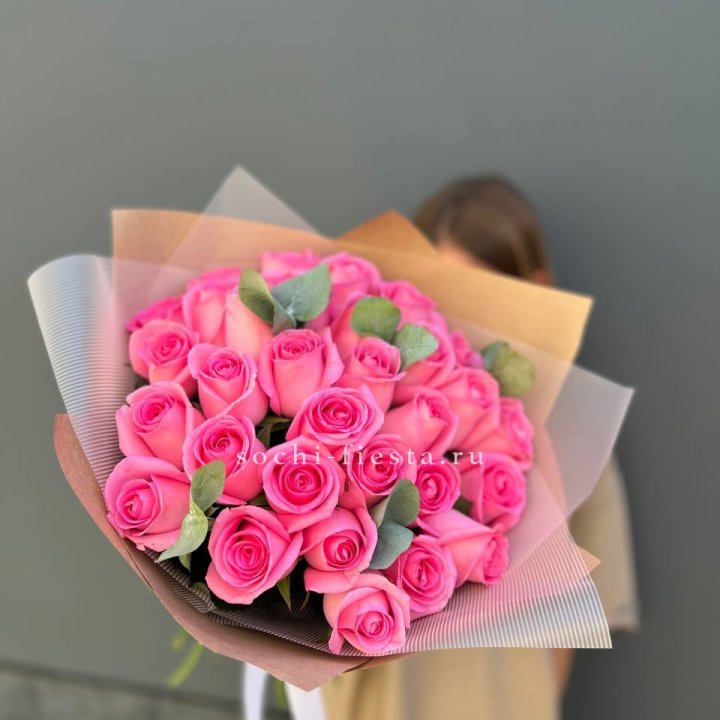 31 розовая роза с эвкалиптом в Петрозаводске