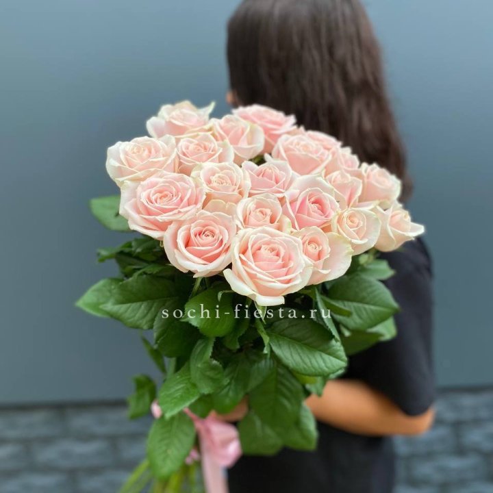 Высокие розовые розы в Петрозаводске