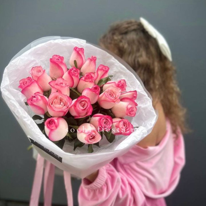 21 розовые розы Венди  в оформлении в Петрозаводске