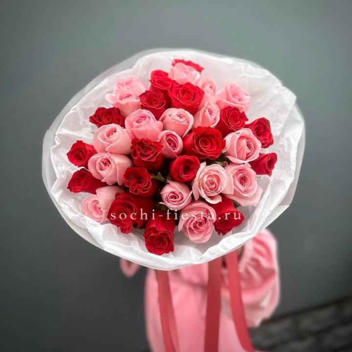 Букет красных и розовых 35 роз в Петрозаводске