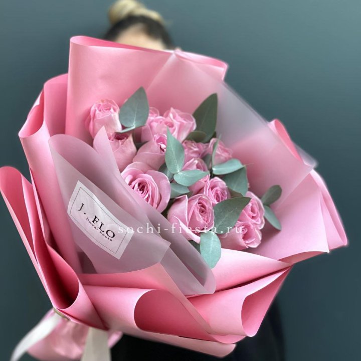 15 Розовых роз с эвкалиптом в Петрозаводске