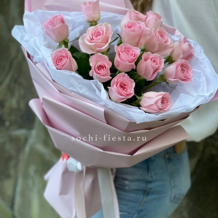 Розовые розы в авторском оформлении с доставкой в Петрозаводске
