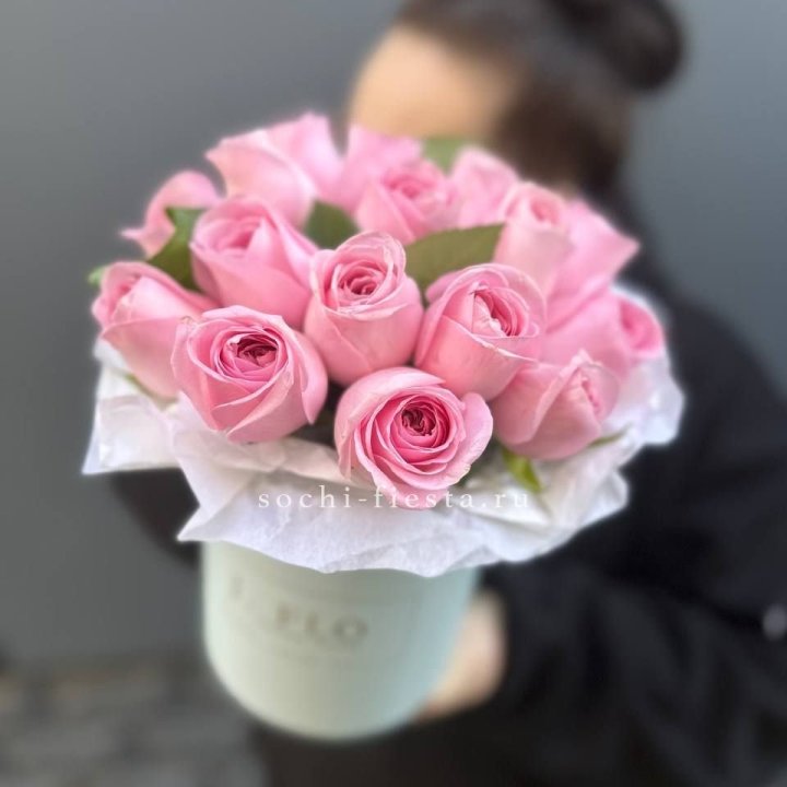 17 розовых роз в цилиндре в Петрозаводске