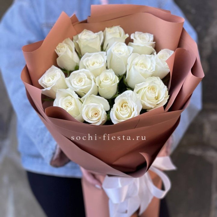 15 белых роз сиена в Петрозаводске