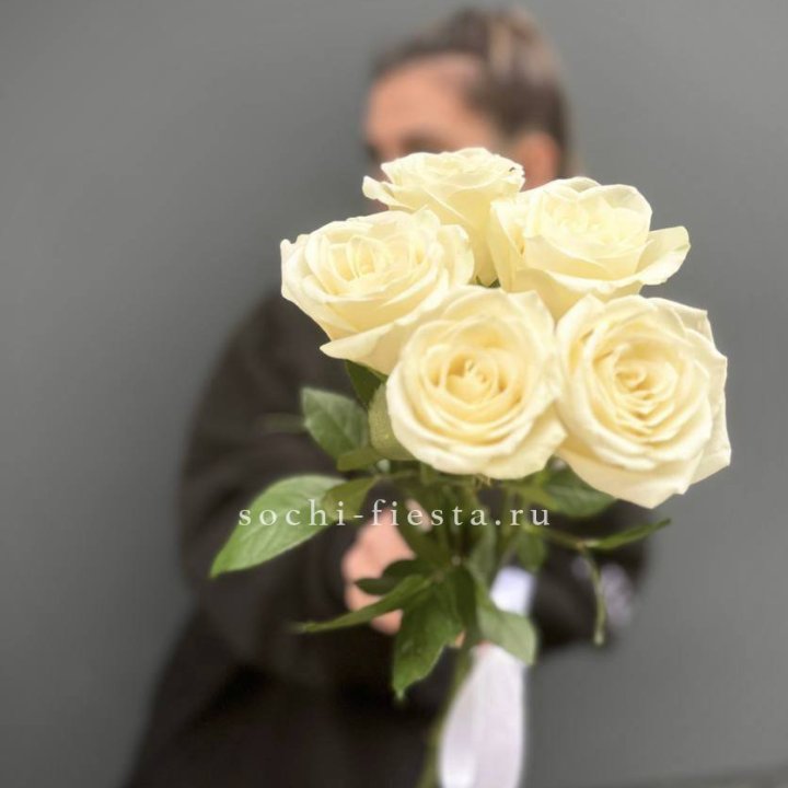 Букет 5 белых роз  в Петрозаводске
