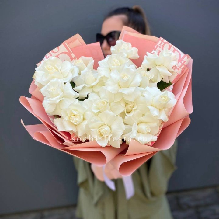 Белые розы "Аморе" в Петрозаводске