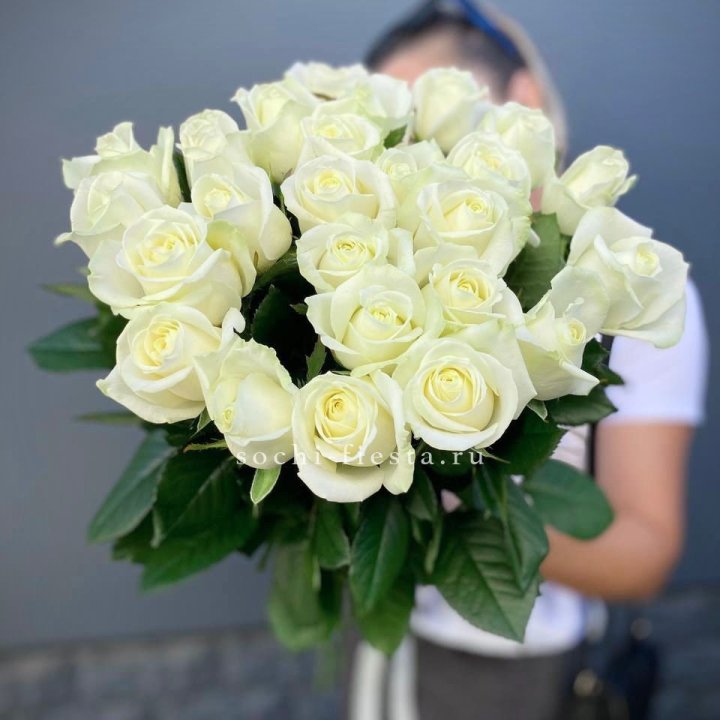 Голландские розы белые 25 с доставкой в Петрозаводске