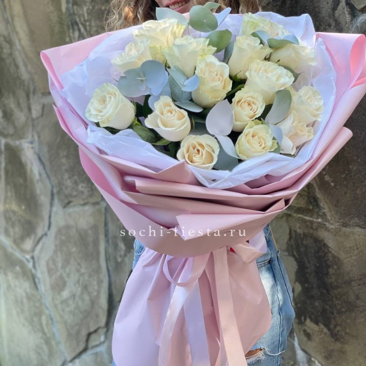 Белые розы в авторском оформлении с доставкой в Петрозаводске