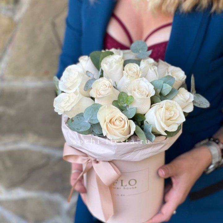 Цилиндр из белых роз в Петрозаводске