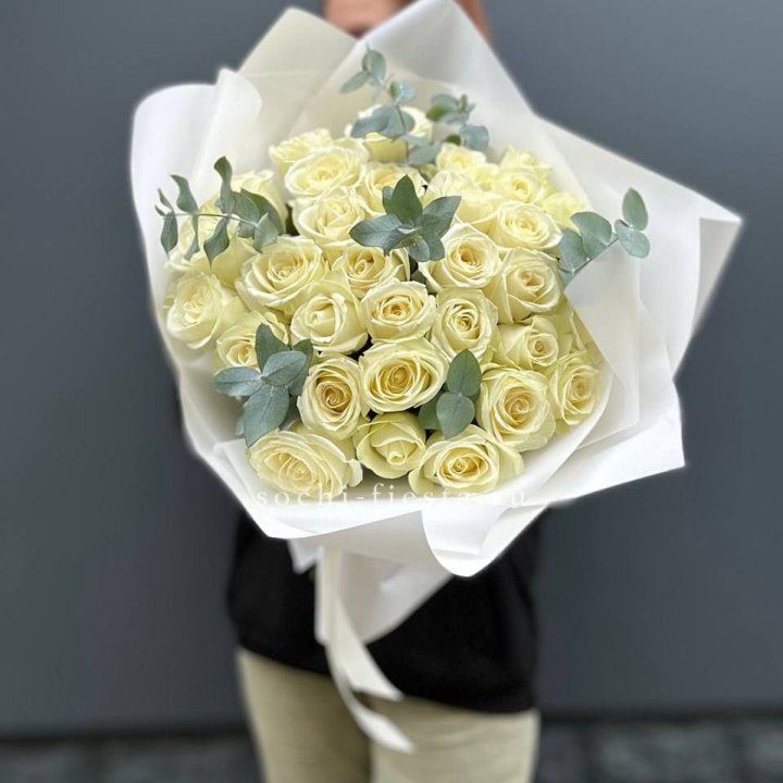 31 белая роза с эвкалиптом в Петрозаводске