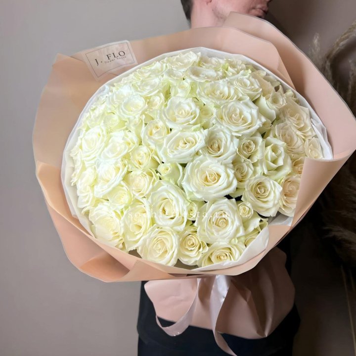 51 белая  роза в оформлении в Петрозаводске