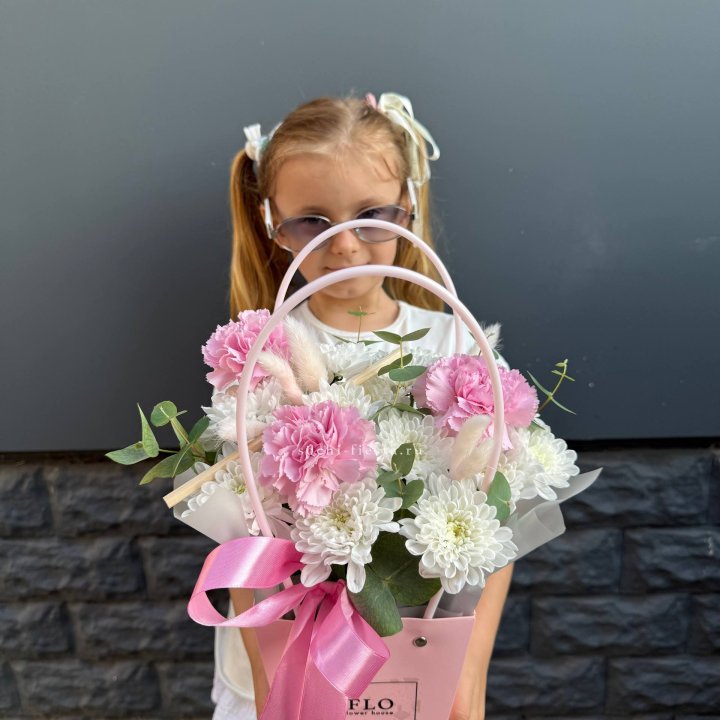 Сумочка из стойких хризантем и диантуса в Петрозаводске