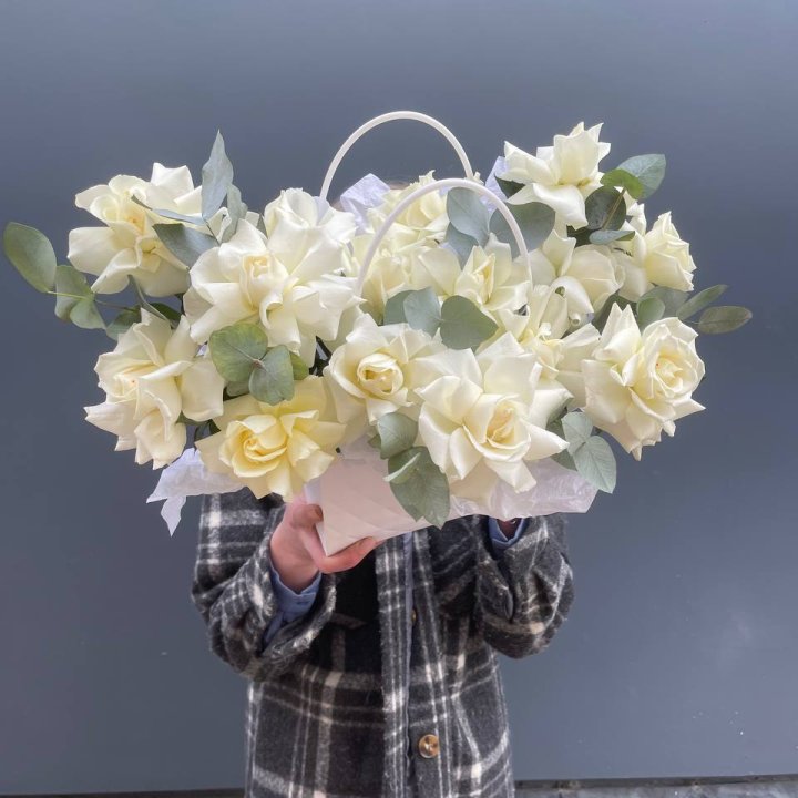 15 белых роз в сумочке в Петрозаводске