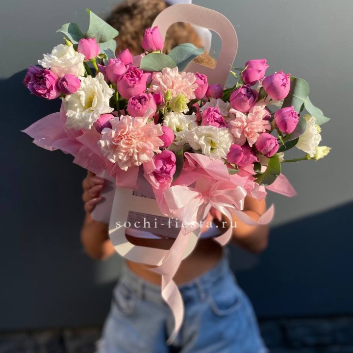 Сумочка с кустовой розой и диантусами в Петрозаводске