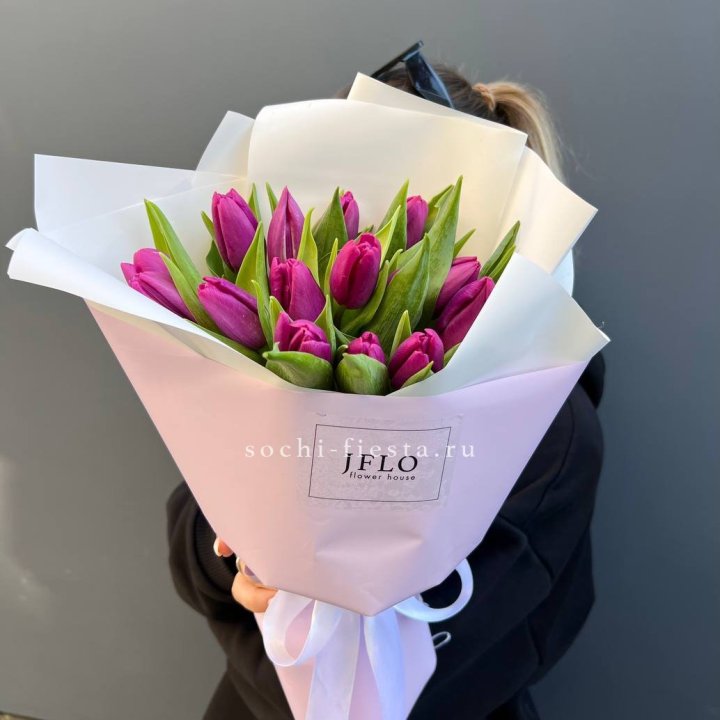15 пурпурных тюльпанов в Петрозаводске