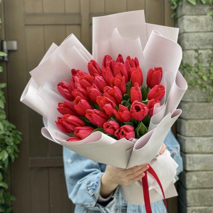 35 красных тюльпанов в Петрозаводске