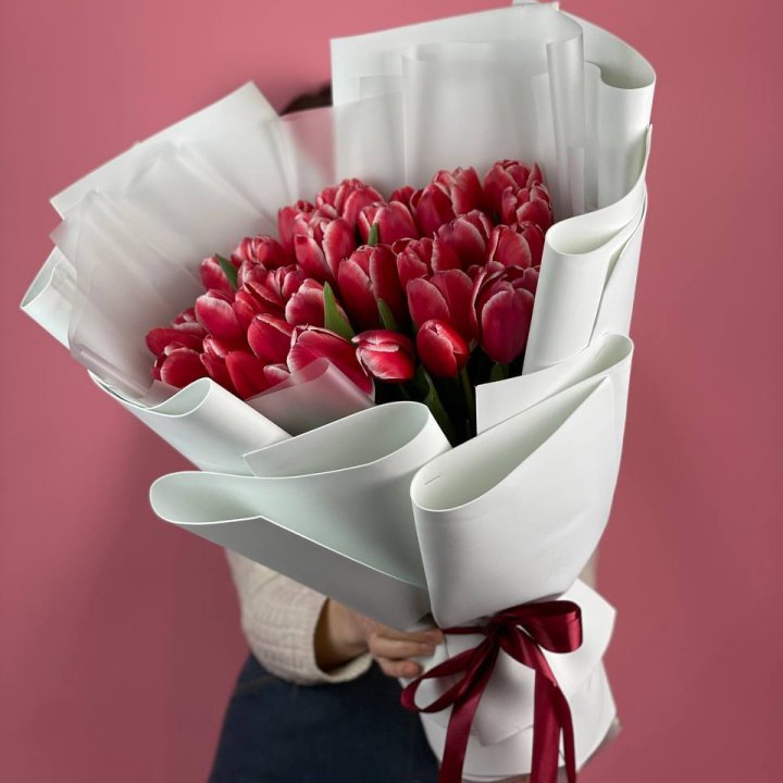 Букет красных тюльпанов в Петрозаводске